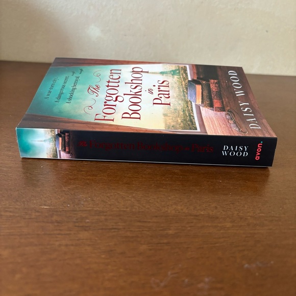 3/$20 📚 The Forgotten Bookshop in Paris Daisy Wood 2023 Avon Paperback - Picture 6 of 8